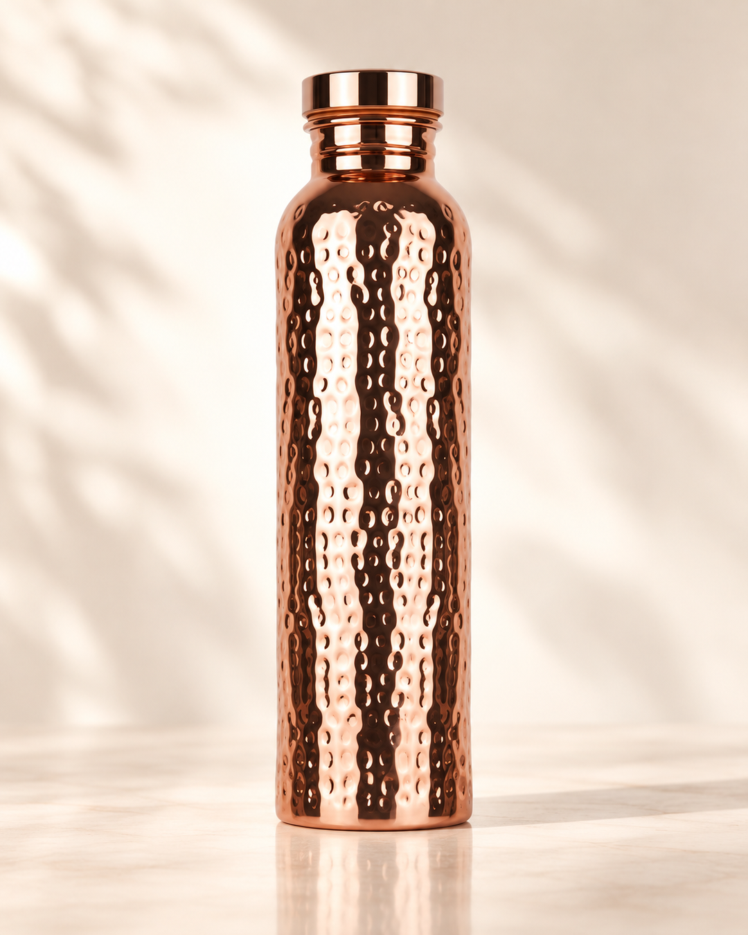 AYUR-FIT Copper Ritual drinkfles met koperen coating en gehamerde afwerking op lichte achtergrond