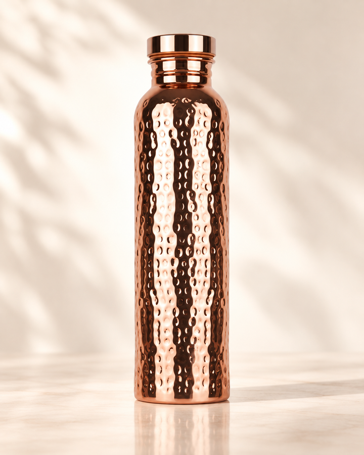 AYUR-FIT Copper Ritual drinkfles met koperen coating en gehamerde afwerking op lichte achtergrond