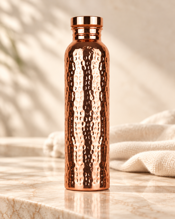 AYUR-FIT Copper Ritual gehamerde koperen coating drinkfles in een rustige wellness setting
